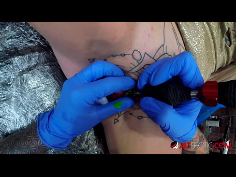 ❤️ Äärimmäisen tatuoitu hottie Sully Savage sai tatuoinnin klitorikseen ☑ Seksivideo at fi.pornsexer.ru ️❤